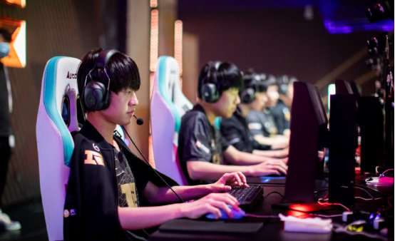 队正面过招 队正面过招